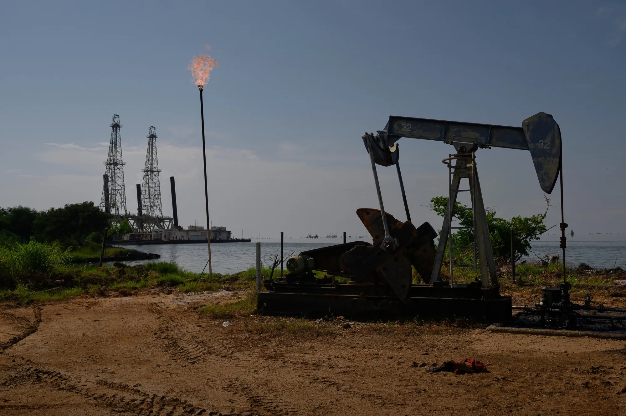 Bomba de extracción de Pdvsa en el lago de Maracaibo, donde trabajan los petroleros que reclaman salarios