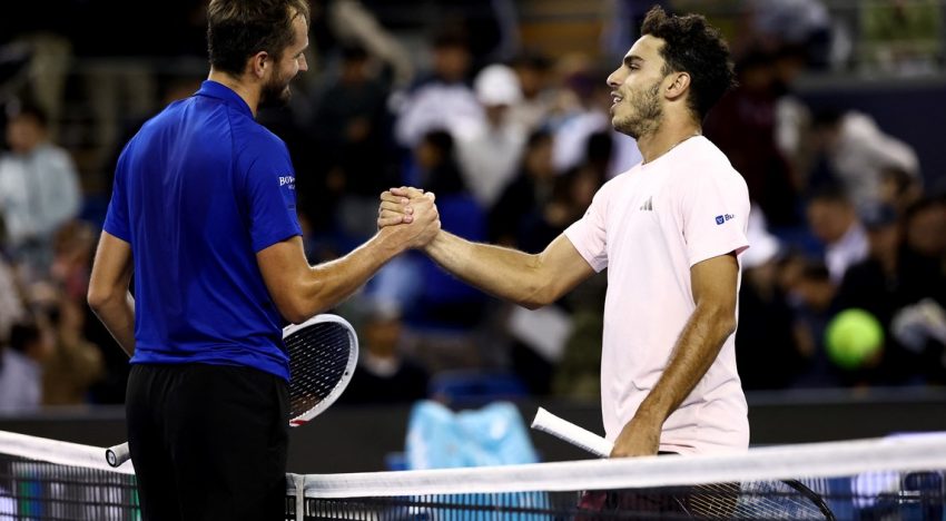 Fran Cerúndolo chocó con el muro de Medvedev en el ATP 500 de Beijing: no pudo imitar a Guillermo Coria y Juan Martín Del Potro