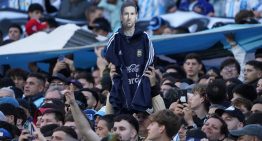«Chiqui Tapia botón»: los cantos contra el presidente de la AFA en la previa de la despedida de Messi en el Monumental