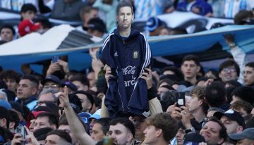 «Chiqui Tapia botón»: los cantos contra el presidente de la AFA en la previa de la despedida de Messi en el Monumental