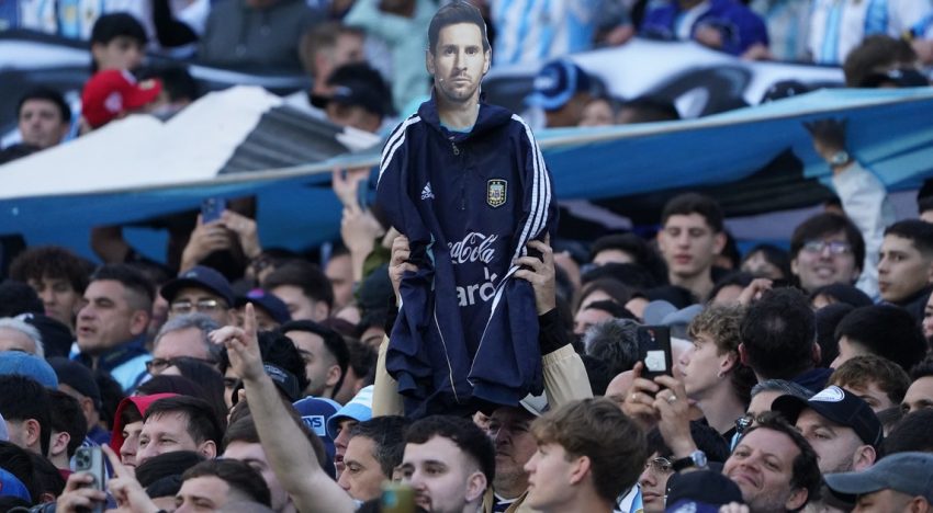 «Chiqui Tapia botón»: los cantos contra el presidente de la AFA en la previa de la despedida de Messi en el Monumental
