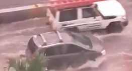 Fuertes lluvias colapsaron el drenaje y anegaron una de las principales vías de Los Teques este #1Oct (VIDEO)