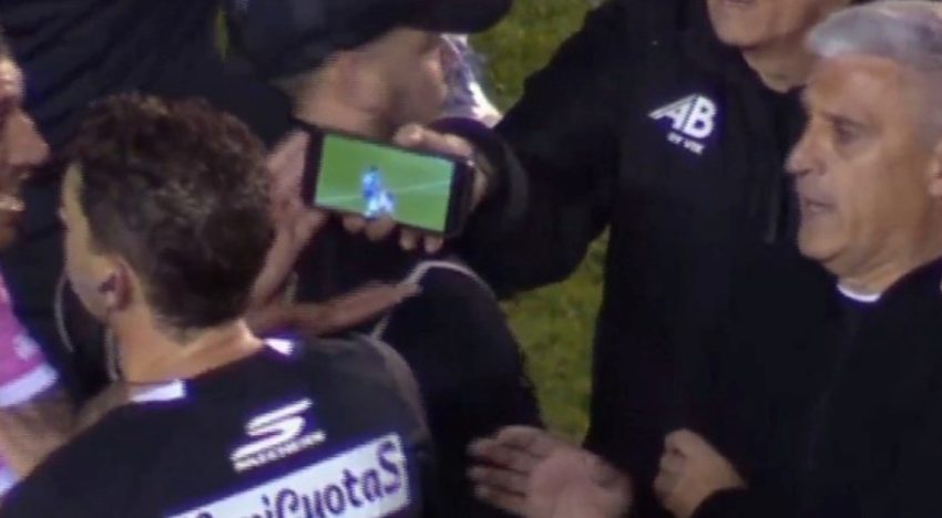 El escándalo del año en All Boys – Godoy Cruz: tras la represión policial, Lamolina anuló un penal porque le mostraron un video por celular