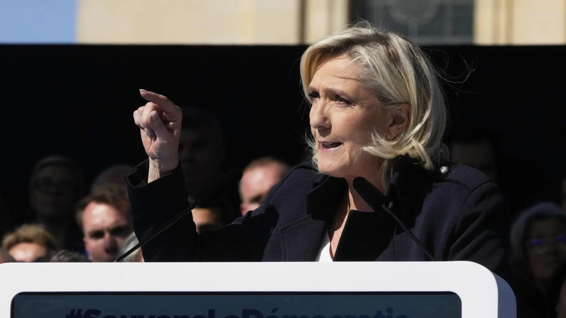Casi la mitad de los musulmanes de Francia se plantearían abandonar el país si Marine Le Pen gana las elecciones, según una encuesta