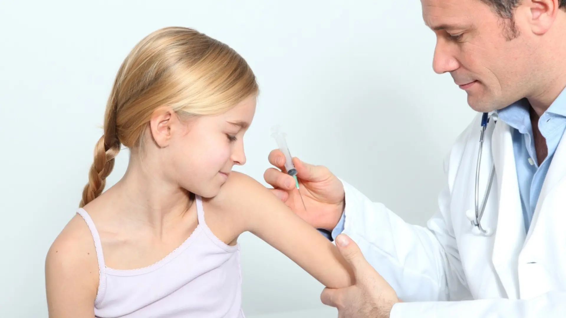Los especialistas reclaman impulsar la vacunación en adolescentes y mayores frente a la meningitis y las enfermedades prevenibles