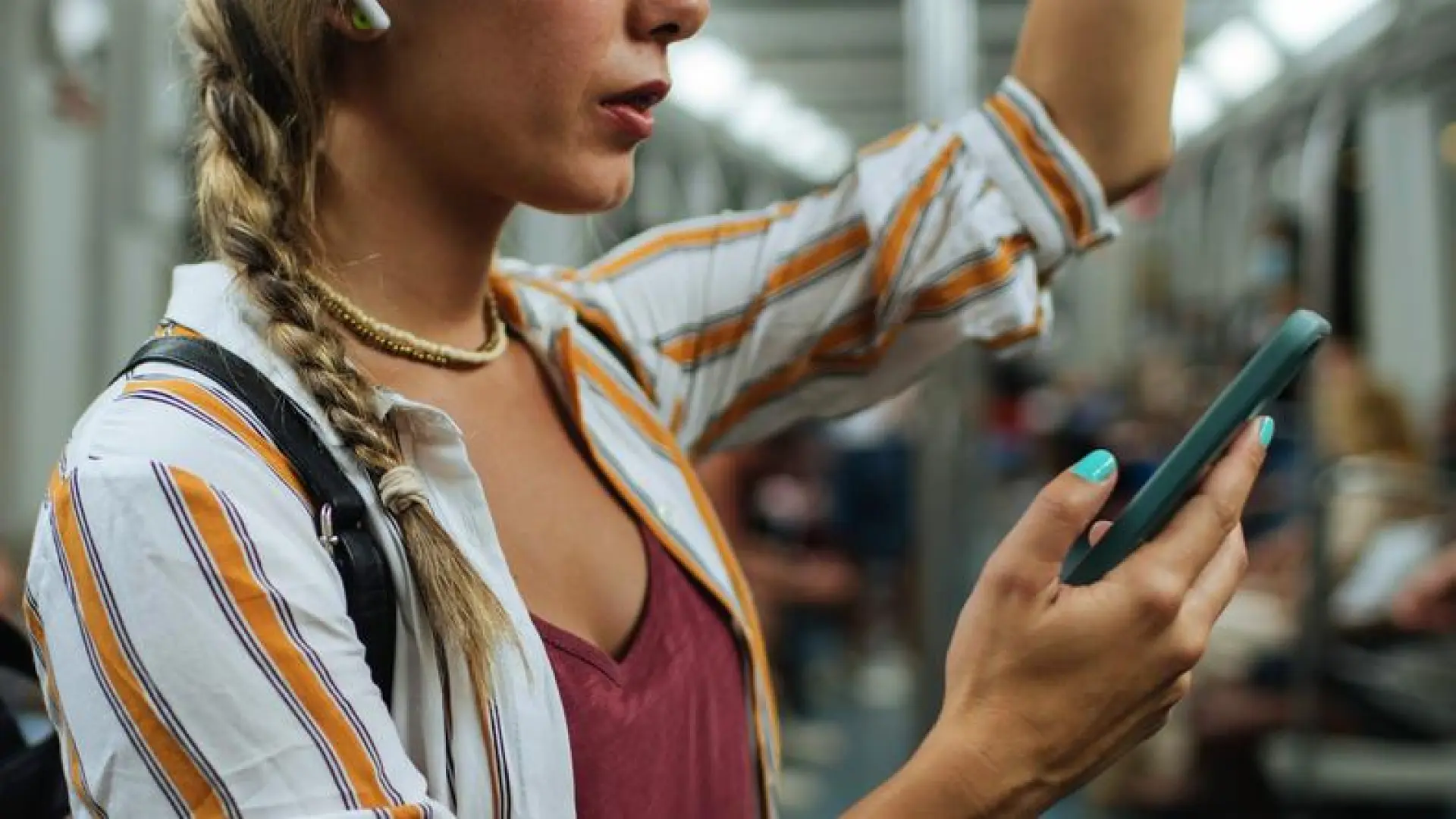 El Gobierno británico multará y expulsará del transporte público a quienes escuchen música sin utilizar auriculares