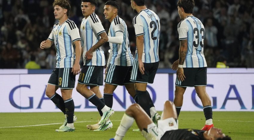 Scaloni apretó el botón de reinicio: cinco debuts, ausencias pesadas y las señales de la nueva Scaloneta
