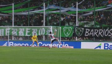 La mano de la polémica en Junín: el VAR le anuló un gol a River por un mínimo toque con el puño de Fausto Vera que generó muchas dudas