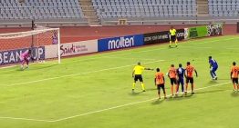 La ejecución de penal más insólita del año: tomó carrera y caminó 20 segundos antes de patear, ¡y encima se lo atajaron!