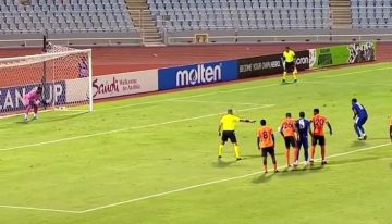 La ejecución de penal más insólita del año: tomó carrera y caminó 20 segundos antes de patear, ¡y encima se lo atajaron!
