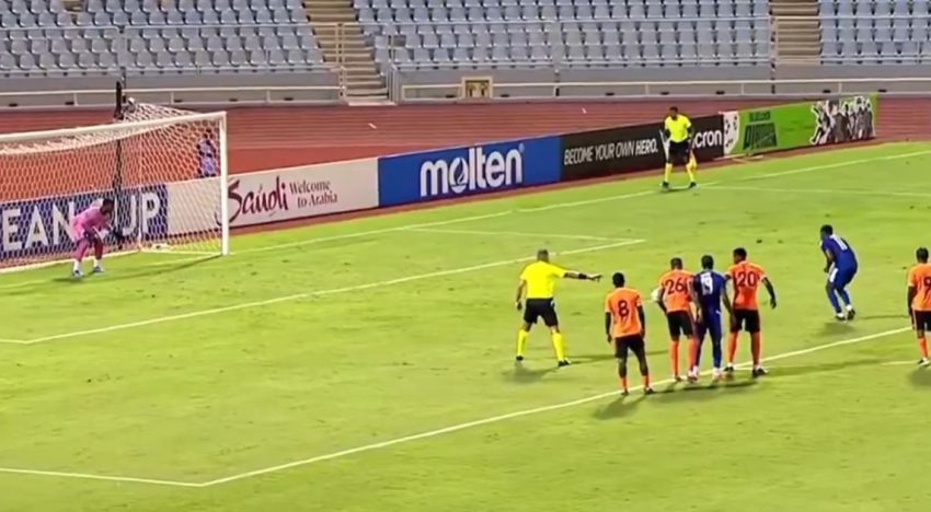 La ejecución de penal más insólita del año: tomó carrera y caminó 20 segundos antes de patear, ¡y encima se lo atajaron!