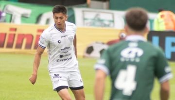 Ferro sufrió un gol a los 13 segundos, terminó goleado por Chaco For Ever y dejó en suspenso la vuelta a Primera tras 26 años