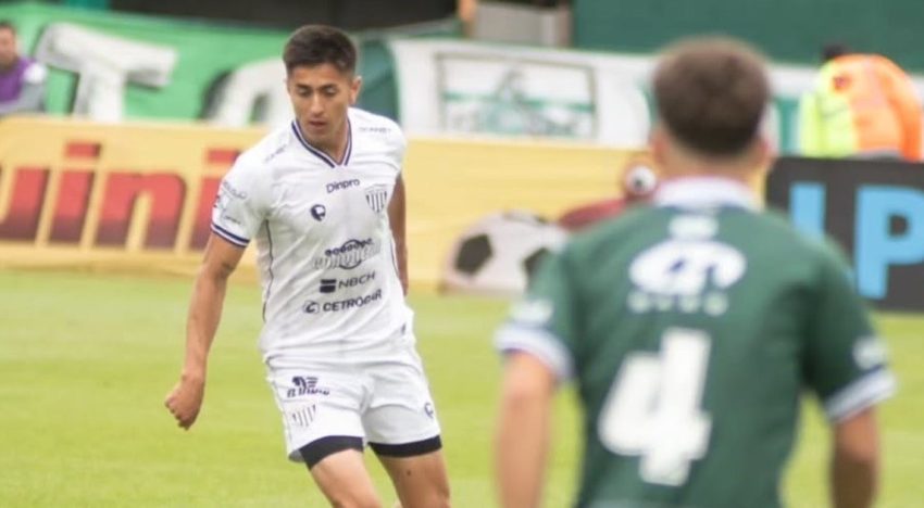 Ferro sufrió un gol a los 13 segundos, terminó goleado por Chaco For Ever y dejó en suspenso la vuelta a Primera tras 26 años