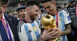 Se subasta la «falsa Copa» que Messi levantó en Qatar 2022 y su creadora confiesa sus sensaciones encontradas: «Yo no la vendería»