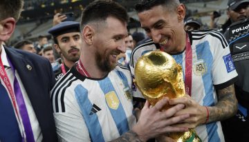 Se subasta la «falsa Copa» que Messi levantó en Qatar 2022 y su creadora confiesa sus sensaciones encontradas: «Yo no la vendería»