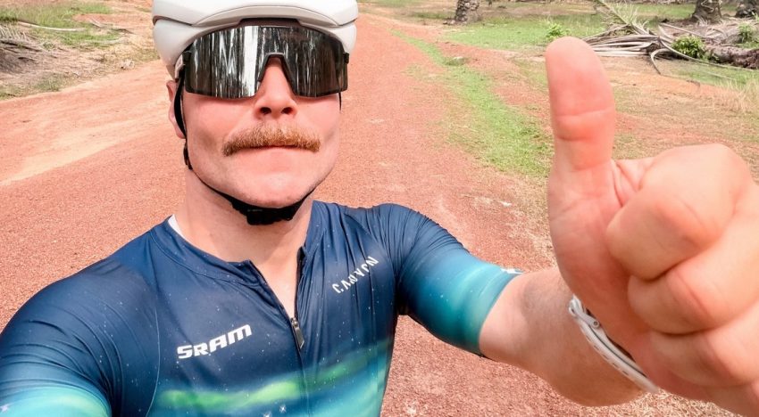La increíble travesía de Valtteri Bottas: viajó más de 400 kilómetros en bicicleta de Sepang hasta Singapur para correr en la Fórmula 1