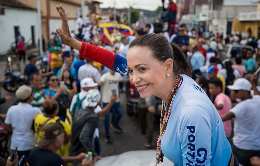 María Corina Machado saluda a simpatizantes en Guanare