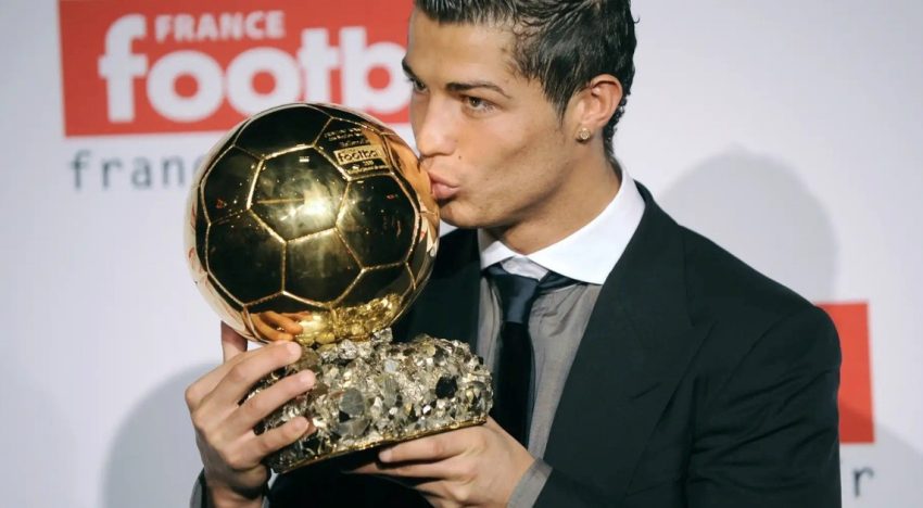 Cristiano Ronaldo ganó el Balón de Oro «de todos los tiempos»: a qué Lionel Messi venció en una polémica votación que permitía pagar y elegir más de una vez