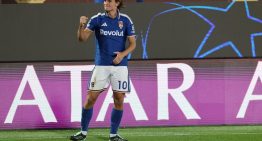 Nico Paz se recibió de crack y le abre un lindo problema a Scaloni: doblete y asistencia para hundir al Manchester United en Champions