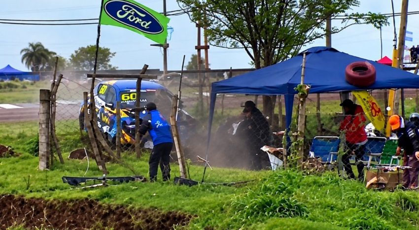 Accidente y milagro en el TCR South America: un auto chocó contra la contención, voló una rueda y le pegó a un hombre que hacía un asado